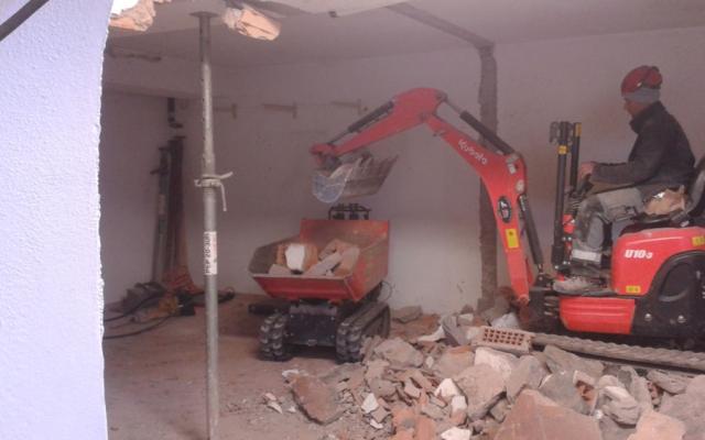 Der Bagger steht im Keller, da bleibt nichts heil. 2e83d7bc595a142d5b8cc7504455fc0e.jpg