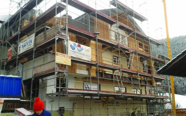 Die neue Fassade kann man hinter dem Gerüst gut erkennen bf1e20a4462b71e3cc4cece2a8c96ac8.jpg