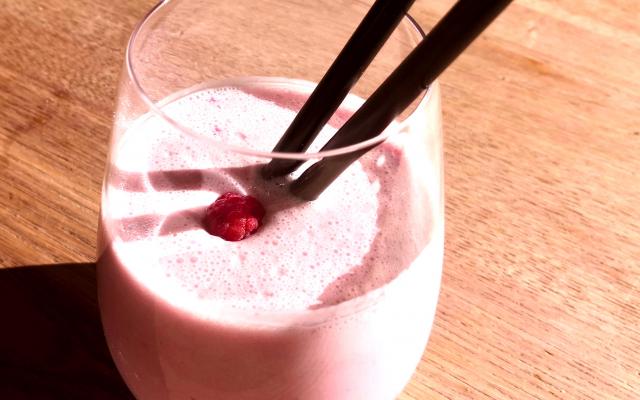 Himbeer Sahne Smoothie Lecker, sahnig fruchtig. So würden wir unseren Himbeer Smoothie beschreiben.