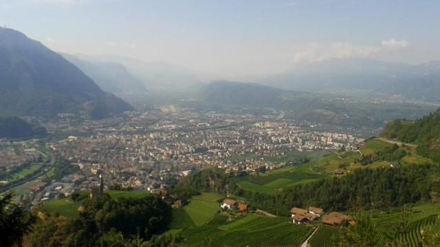 Ausblick von der Jenesiener Straße in den Bozner Talkessel ausblick_von_der_jenesiener_strasse_in_den_bozner_talkessel.jpg