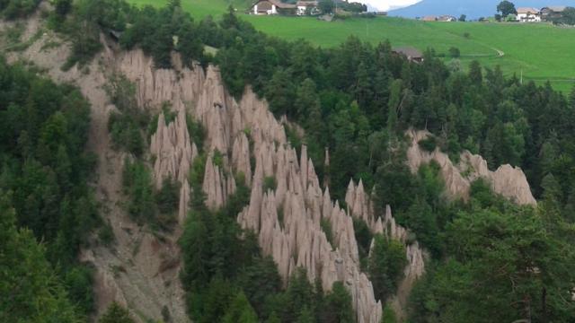 die_erdpyramiden_vom_ritten_sind_die_hoechsten_und_die_formschoensten_europas.jpg