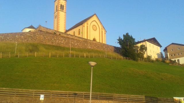 parkplatz_in_aldein_unterhalb_der_pfarrkirche.jpg