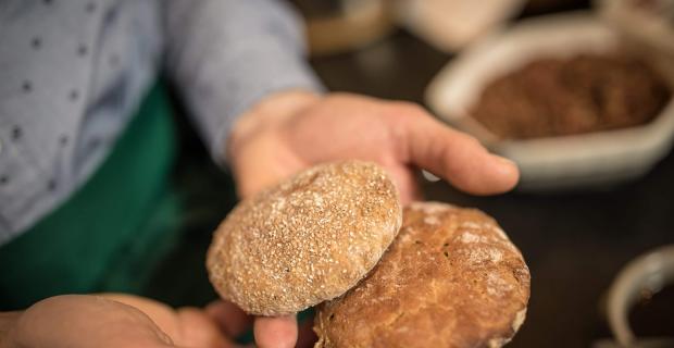 Wir servieren Ihnen frische Bauernbrot aus Steinegg. Zubereitet von Monika und Otto vom Edenhof. Alles aus einer Hand, vom sähen, ernten, dreschen, mahlen, zubereiten und backen. 
Wir lieben 0 KM!